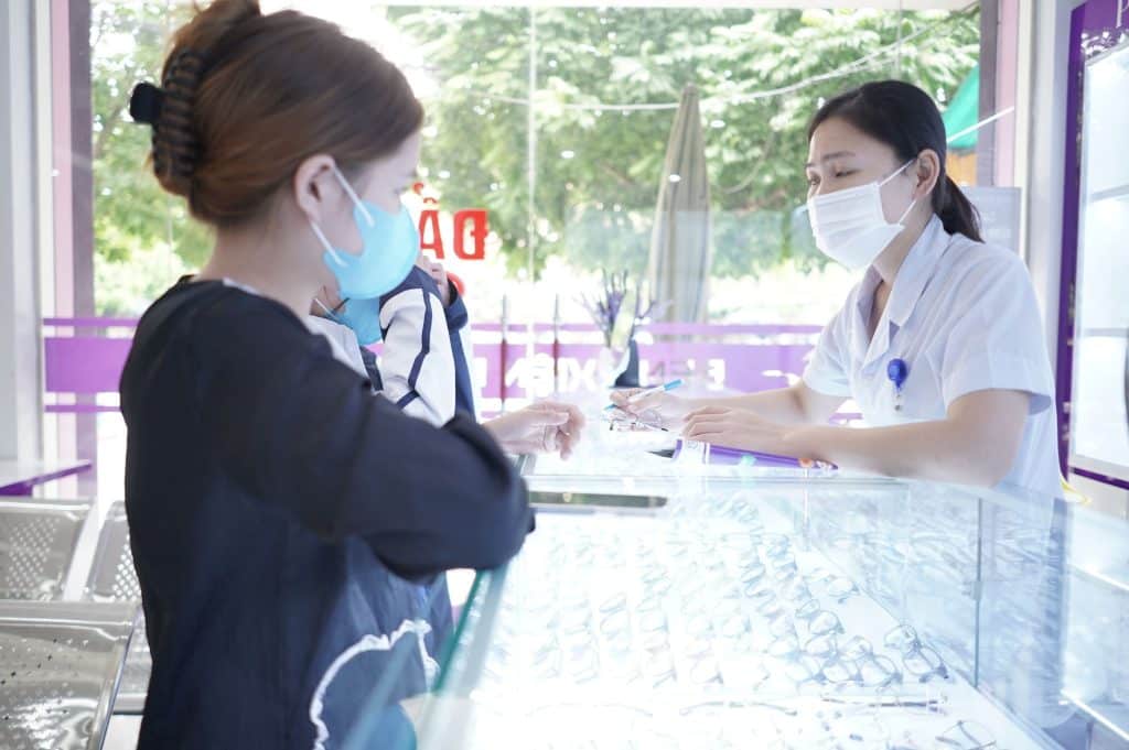 Bệnh Viện Mắt Bình Tâm giúp khách hàng chọn mắt và gọng phù hợp nhu cầu làm việc và giá thành