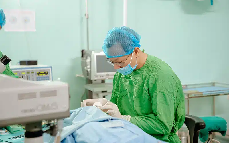 Các bác sĩ  Bệnh Viện Mắt Bình Tâm có nhiều năm kinh nghiệm trong nghề, nên dễ dàng thực hiện và đảm bảo hiệu quả tốt.