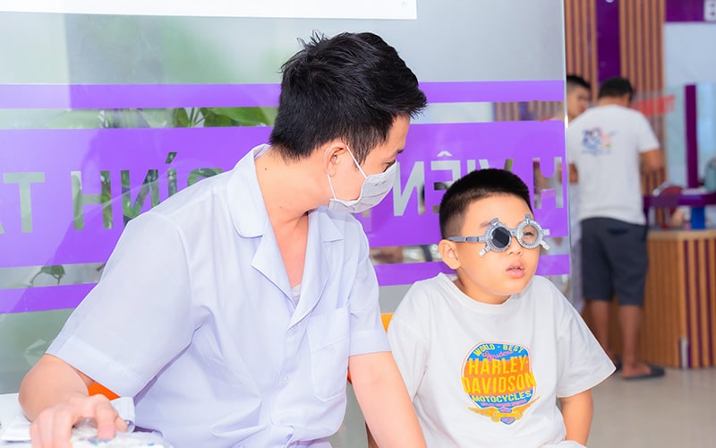 Những dấu hiệu bất thường nên cho bé đi khám mắt ngay